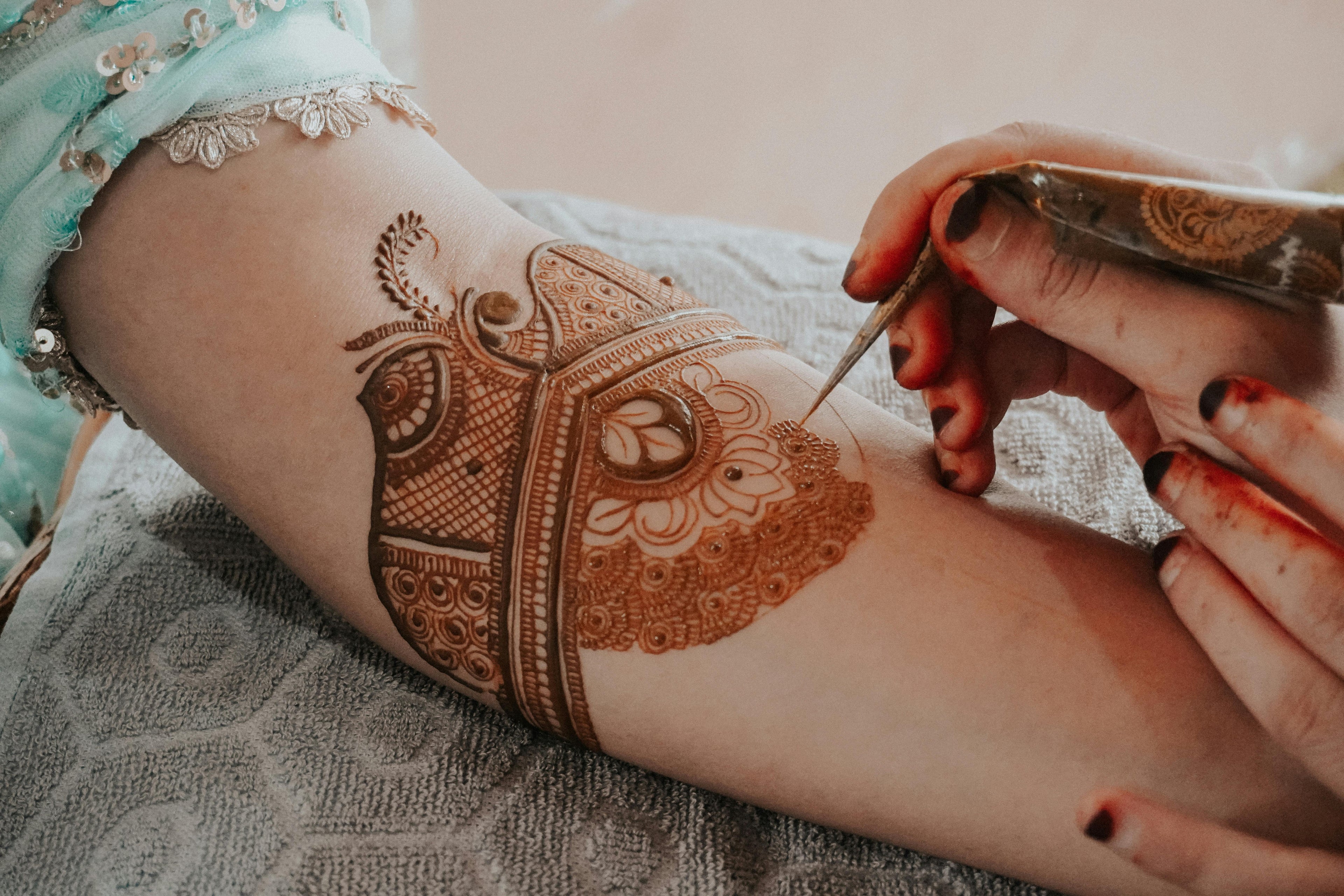 🌿 Die Kunst des Mehndi: Traditionelles Henna selbst gemacht